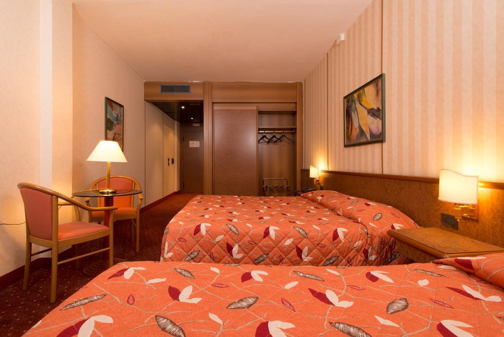 Meditur Hotel Pomezia Εξωτερικό φωτογραφία