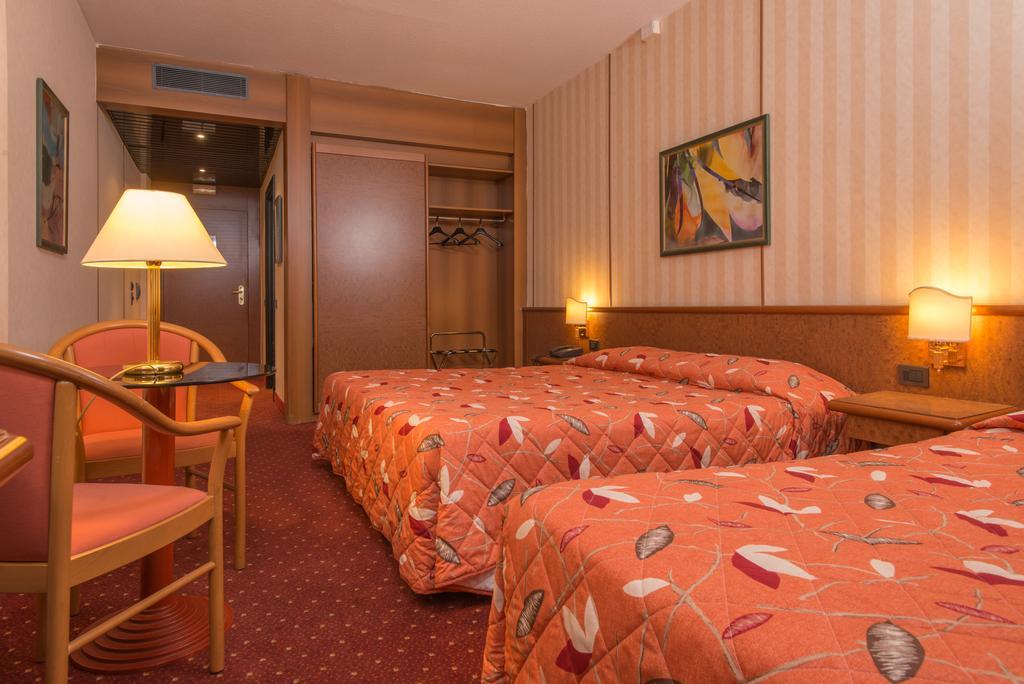 Meditur Hotel Pomezia Εξωτερικό φωτογραφία