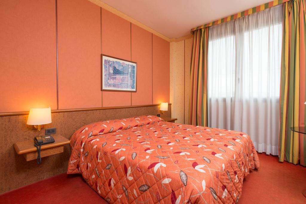 Meditur Hotel Pomezia Εξωτερικό φωτογραφία