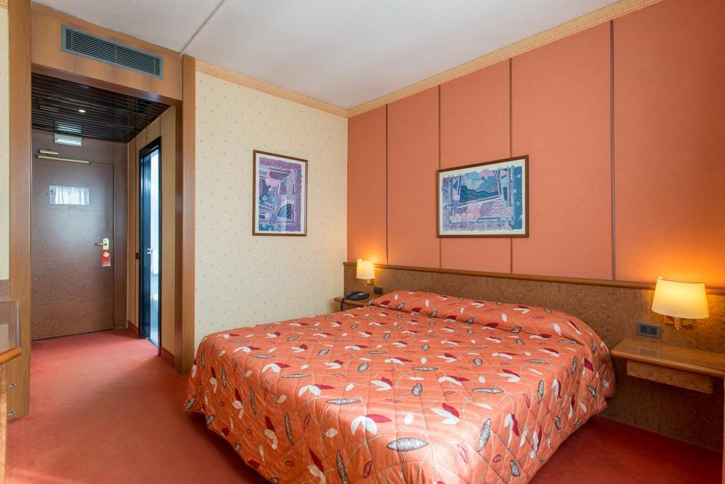 Meditur Hotel Pomezia Εξωτερικό φωτογραφία