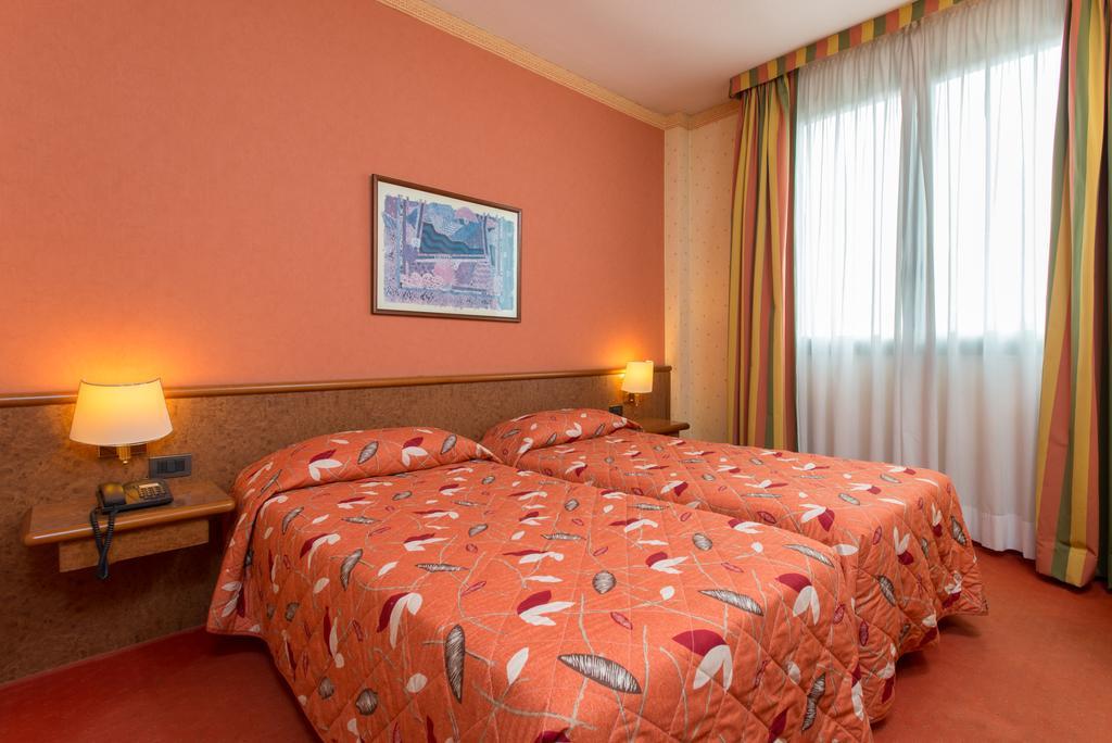 Meditur Hotel Pomezia Εξωτερικό φωτογραφία