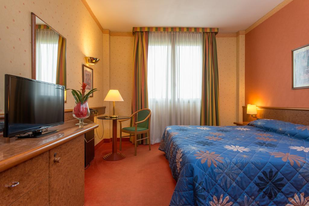 Meditur Hotel Pomezia Εξωτερικό φωτογραφία