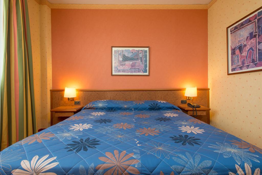 Meditur Hotel Pomezia Εξωτερικό φωτογραφία