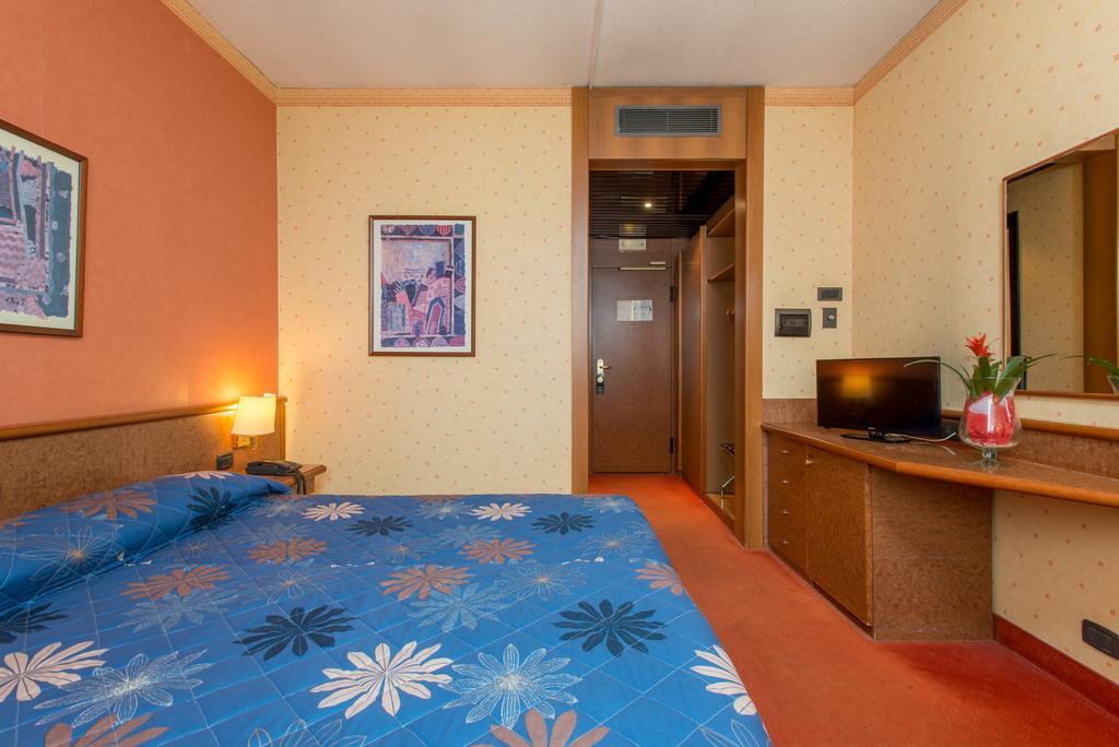 Meditur Hotel Pomezia Εξωτερικό φωτογραφία
