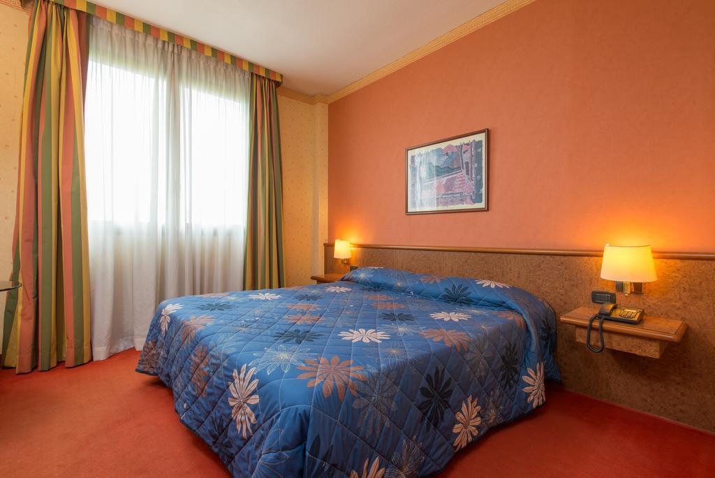 Meditur Hotel Pomezia Εξωτερικό φωτογραφία